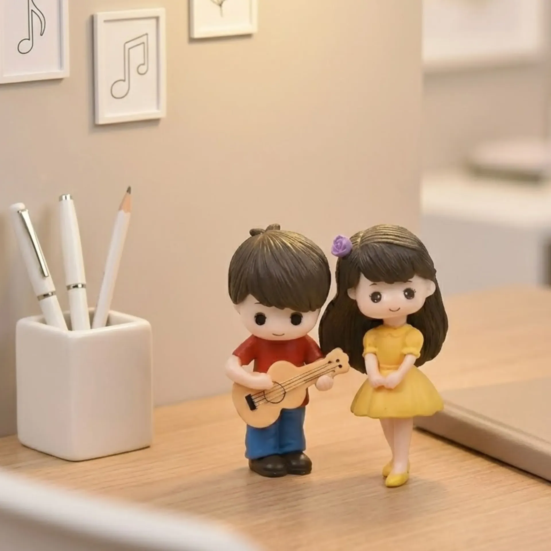 Gift for Girlfriend Boyfriend Multicolor Miniature Romantic Couple Statue Showpiece Valentine Gift for Husband Wife Valentines Day Decoration Items