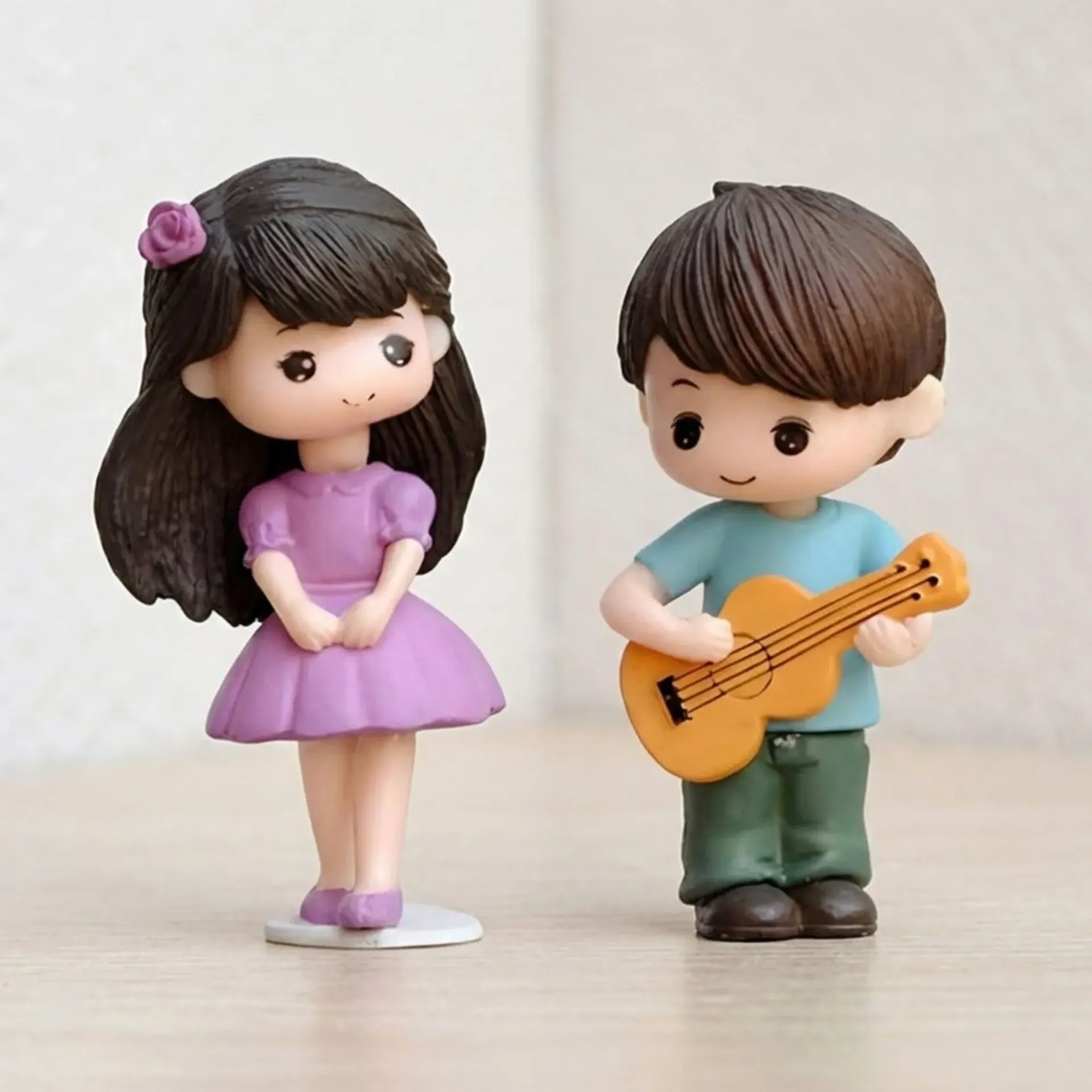 Gift for Girlfriend Boyfriend Multicolor Miniature Romantic Couple Statue Showpiece Valentine Gift for Husband Wife Valentines Day Decoration Items